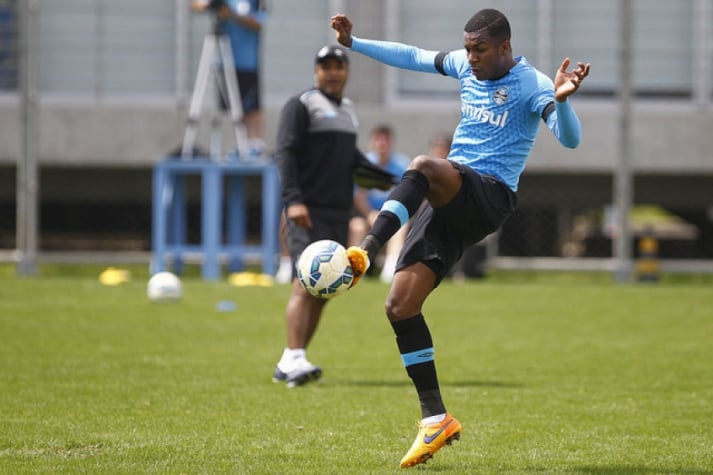 Atualmente, Erazo está emprestado ao Grêmio pelo Flamengo (Foto: Lucas Uebel/Grêmio)
