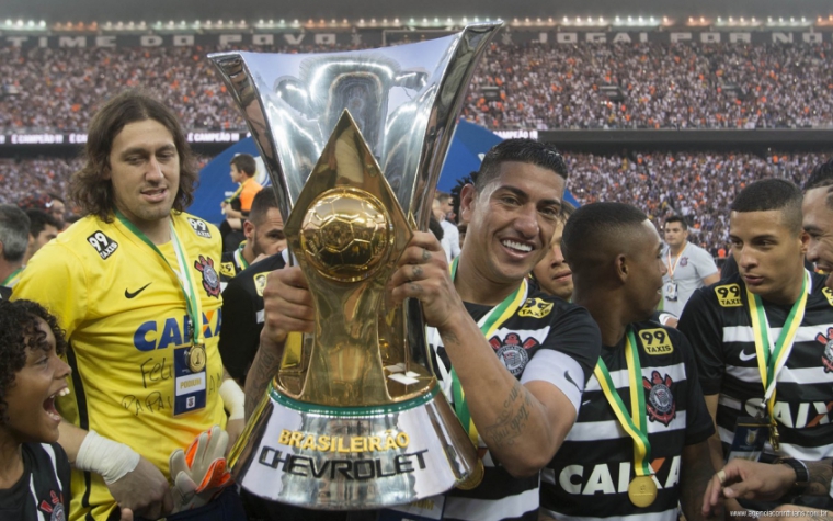 Ralf erguendo a taça do Brasileirão (Foto: Daniel Augusto Jr)