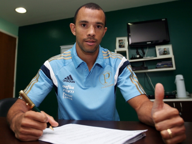 Roger Carvalho assina com o Verdão e diz que a Libertadores é um sonho