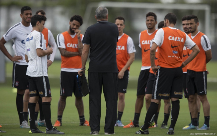 Atrás de reforços, Corinthians muda postura, é cauteloso e dá menos 'tiros'