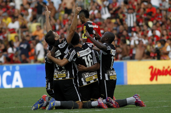 Anúncio inusitado na camisa do Botafogo (Foto: Vitor Silva / SSPress)
