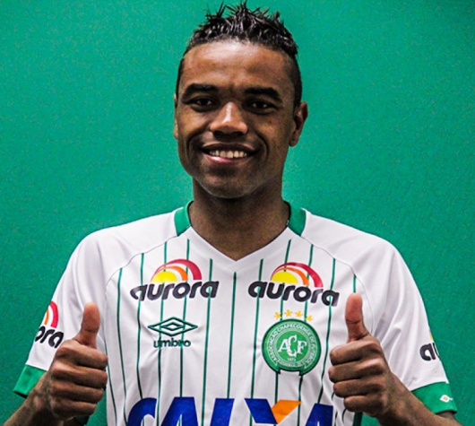 Meia de 24 anos chega para reforçar o Goiás em 2016 (Foto: Divulgação / Site oficial da Chapecoense)