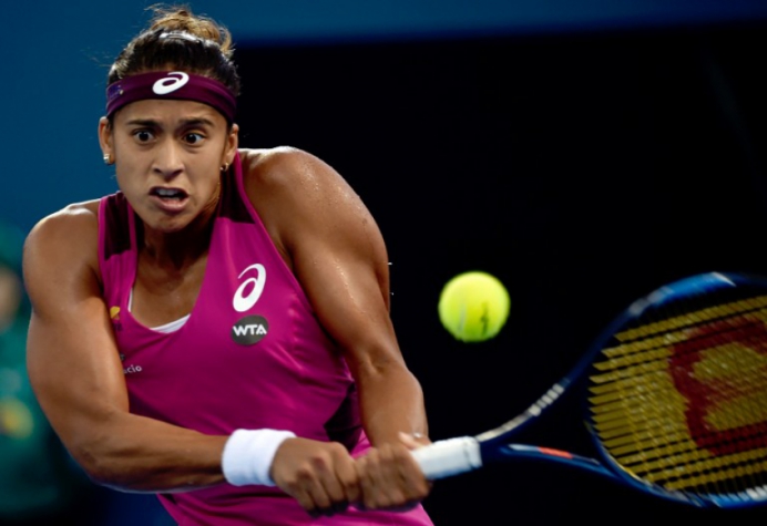 Teliana Pereira devolve bola em partida contra Andrea Petkovic (Foto: AFP)