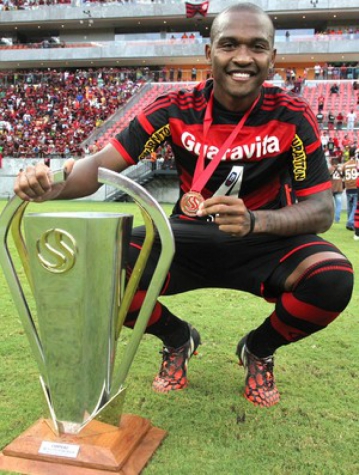 Samir com a taça de torneio amistoso após marcar o gol da vitória sobre o São Paulo, em janeiro (Foto: Gilvan de Souza / Flamengo)
