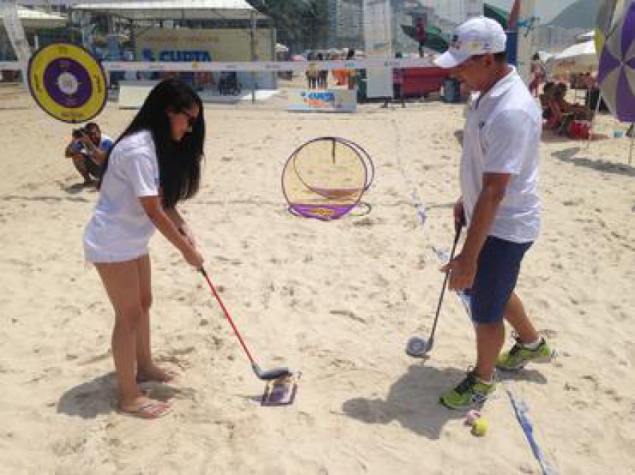 Aula do Golfe para a Vida na praia de Copacabana no final de 2015 (Crédito: Divulgação)
