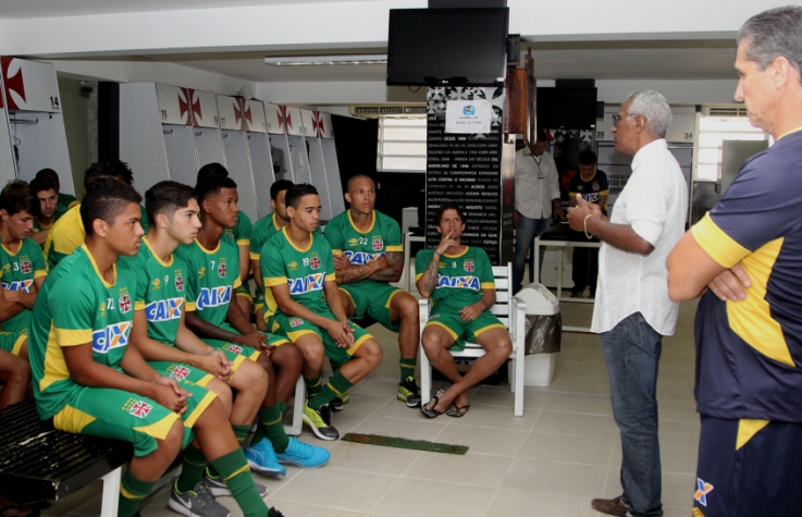 Gerente de futebol Isaias Tinoco e o time do Vasco em São Januário (Foto: Paulo Fernandes/Vasco.com.br)