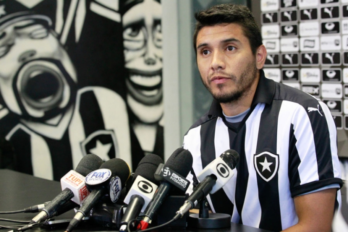 Botafogo apresenta meia argentino