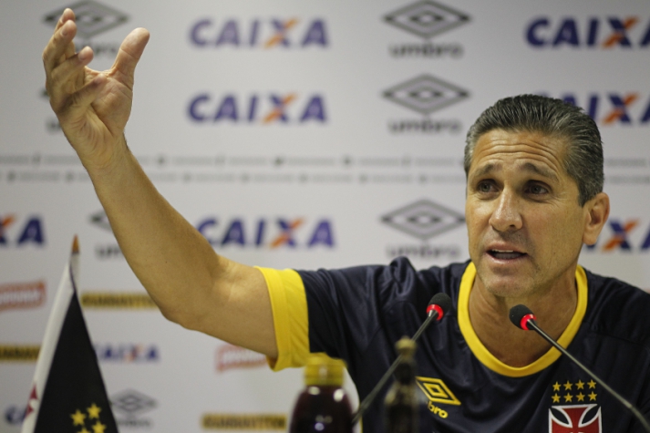 Jorginho no primeiro dia de coletiva do Vasco em 2016