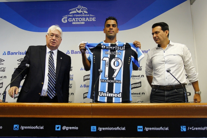 Contratado em definitivo, Maicon foi "apresentado" no Grêmio (Foto: Lucas Uebel/Grêmio)