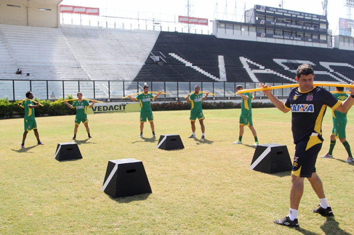 Preparador físico Joelton Urtiga promove atividade especial para o Vasco no gramado de São Januário (Foto: Paulo Fernandes/Vasco.com.br)