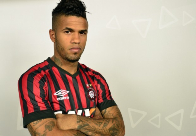 Lateral-direito Léo, reforço do Atlético-PR em 2016 (Foto: Gustavo Oliveira / Site Oficial)