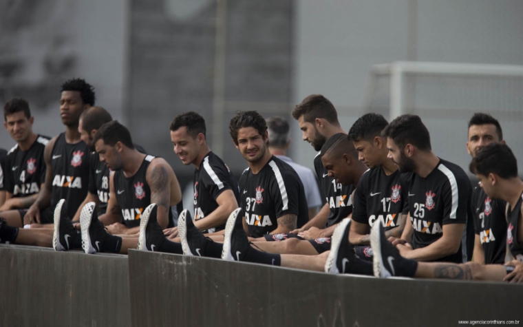 Elenco do Corinthians em treinamento deste sábado (Foto: Daniel Augusto Jr)