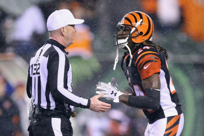 Adam Jones reclama com o juiz após ser punido em duelo contra o Steelers (Foto: AFP)