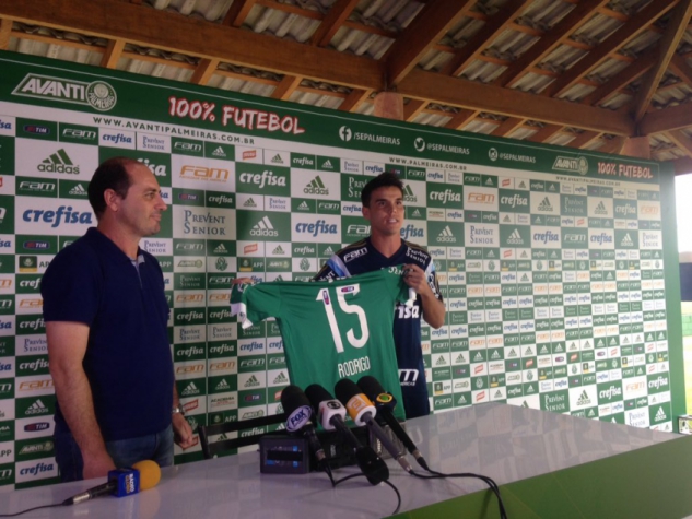 Rodrigo recebe a camisa do Verdão e vibra: 'Milhões queriam estar aqui'