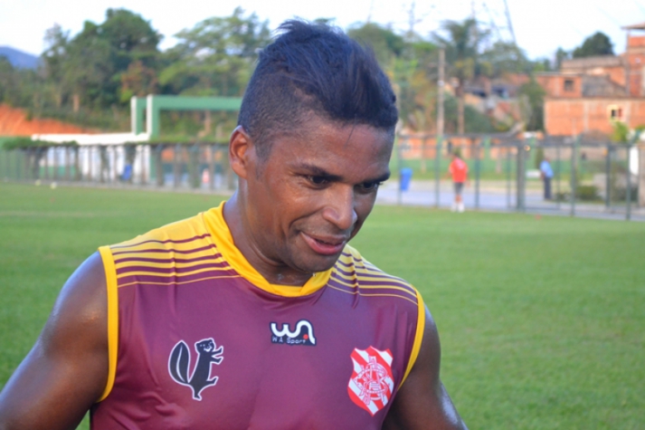 Meia Almir retorna ao Bangu, após período de empréstimo no Flamengo (Foto: Divulgação)