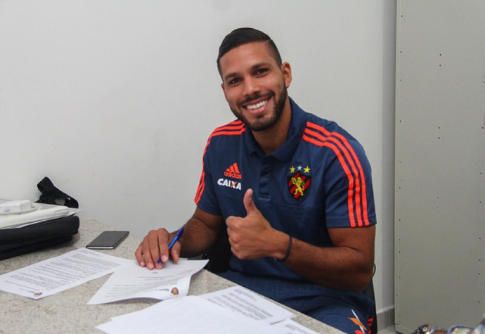 Zagueiro assina com o Sport (Foto: Williams Aguiar/Sport Club do Recife)