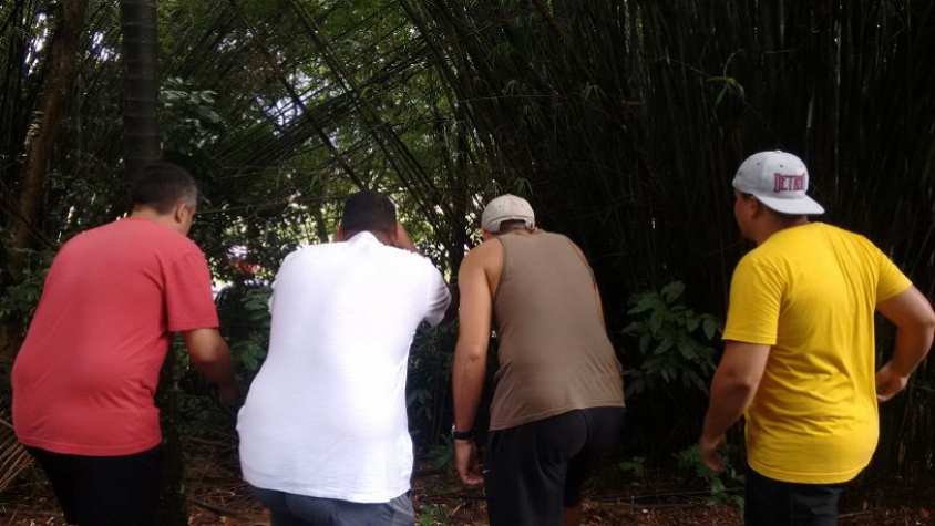 Torcedores tentam acompanhar o treino ao lado da estrada, em meio a bambuzal