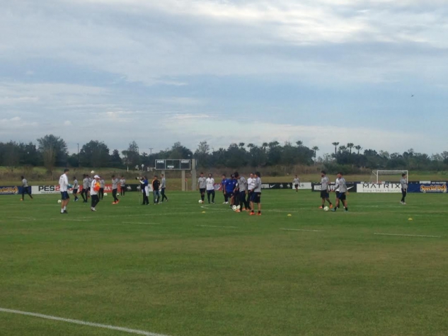 Timão ensaia bolas paradas nos EUA, e Cássio será reserva contra o Galo