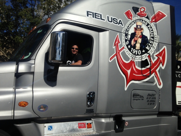 Nos EUA, corintiano exibe paixão em caminhão e viaja para ver o clube