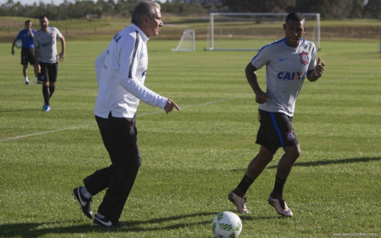 Malcom recebendo instruções do técnico Tite, nos Estados Unidos (Foto: Daniel Augusto Jr)