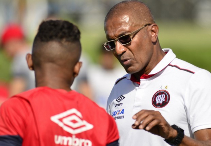 Cristóvão Borges passa instruções durante jogo-treino do Atlético-PR (Foto: Gustavo Oliveira/Site Oficial)