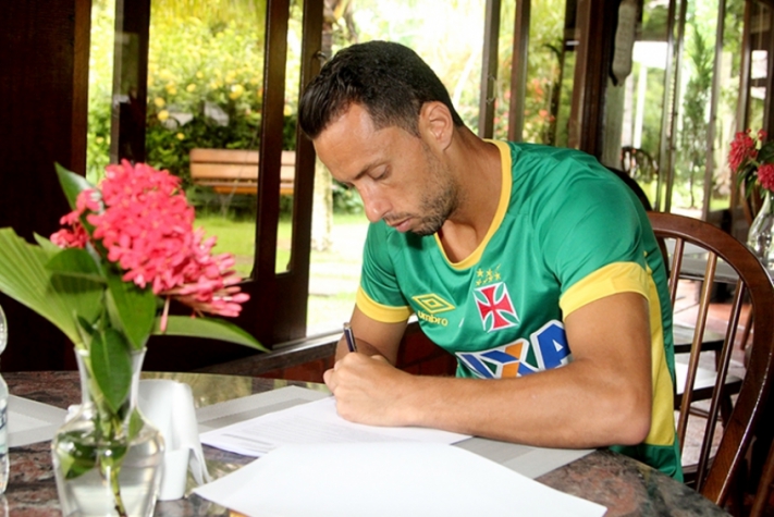 Nenê assina contrato de renovação com o Vasco em Pinheiral (Foto: Paulo Fernandes/Vasco.com.br)