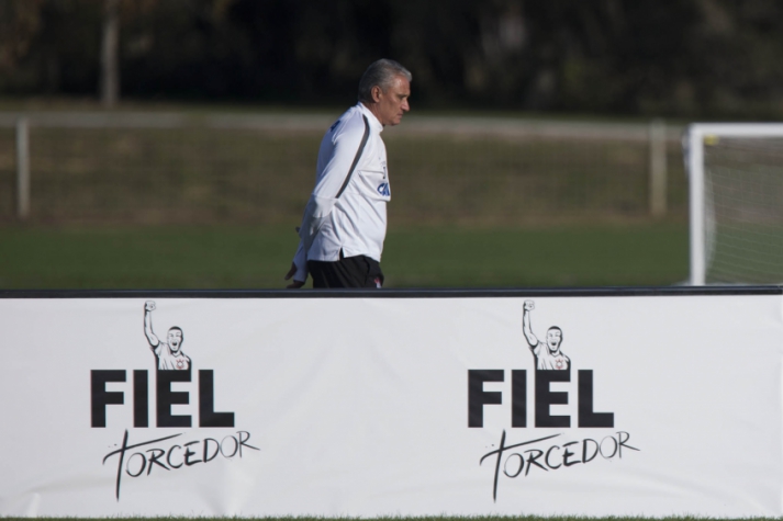 Tite tem dificuldades para remontar o Corinthians (Foto: Daniel Augusto Jr)
