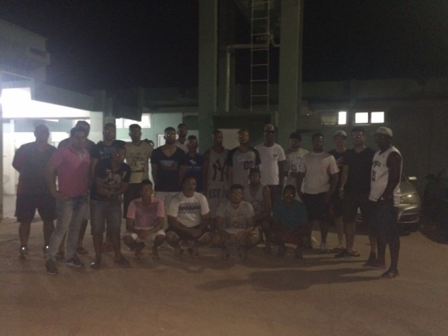 Grupo de jogadores do Misto na última quinta-feira em frente a delegacia local (Foto: Divulgação)