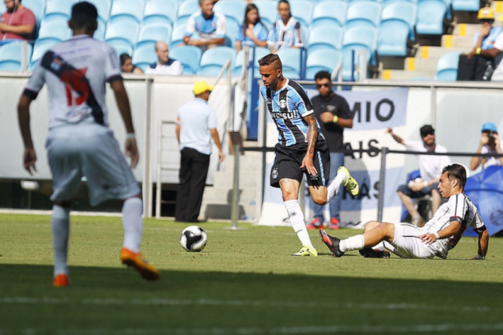Grêmio, de Luan, sofreu com algumas entradas duras do Danubio (Foto: Lucas Uebel/Grêmio)