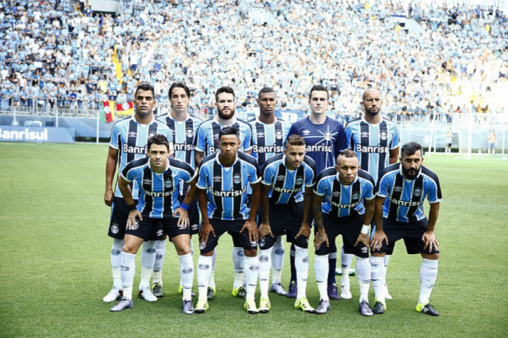 Kadu (em pé, à direita) admitiu o erro no amistoso contra o Danubio (Foto: Lucas Uebel/Grêmio)