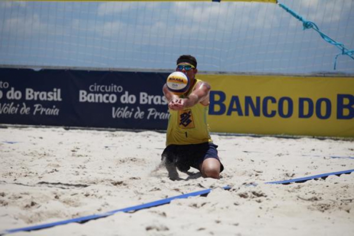 Fernandão pode enfrentar o irmão Fábio Luiz na final da etapa carioca (Foto: Paulo Frank/CBV)