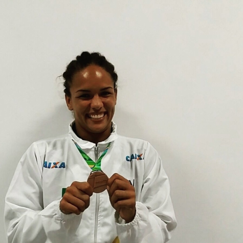 Aline Silva posa com a medalha de bronze conquistada no evento-teste no Rio de Janeiro (Foto: Divulgação)