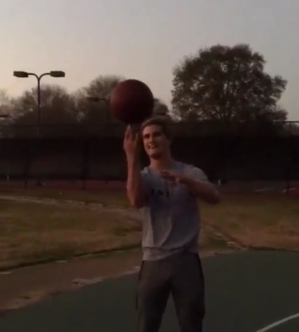 Sage Northcutt faz malabarismo com bola de basquete enquanto manda mensagem para os fãs (FOTO: Reprodução)