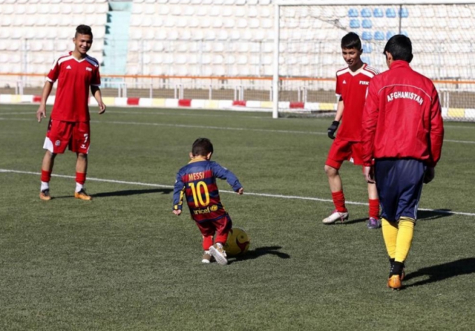 camisa de plástico do Messi, jogando bola com a seleção juvenil do Afeganistão