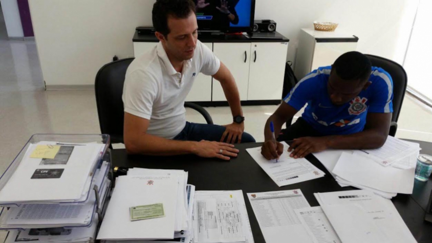 Willians assina empréstimo com o Timão e será apresentado nesta terça