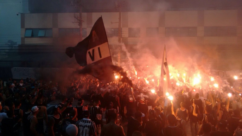 Gaviôes da Fiel protesta em frente à FPF (Foto: reprodução/Twitter)