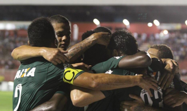 Jogadores alviverdes comemoram um dos gols em Foz do Iguaçu