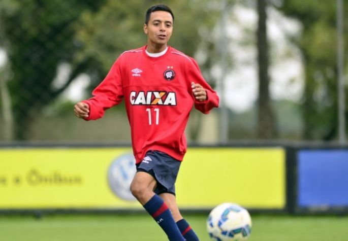 Volante tem contrato até 2018 com o Furacão