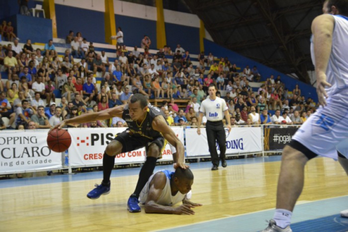 Jimmy, do Mogi, e Gui Deodato, do Rio Claro, em jogo desta quinta-feira (Foto: Fillipo Ferrari/Divulgação)