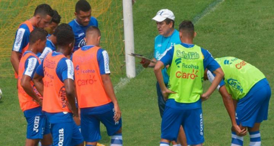 Jorge Luis Pinto com jogadores da seleção de Honduras (Foto: Reprodução/Twitter/FENAFUTH)