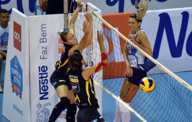 Thaísa no ataque contra o Dentil/Praia Clube (João Pires/Fotojump )