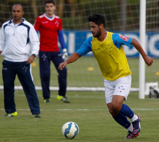 Leo volta a aquecer com bola, após longo período afastado dos gramados (Foto: Washington Alves/Light Press/ Site Oficial do Cruzeiro)