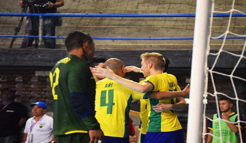 Jogadores da Seleção brasileira de Futsal comemoram vaga nas semifinais das Eliminatórias para a Copa do Mundo (Foto: Luis Domingues/CBFS)