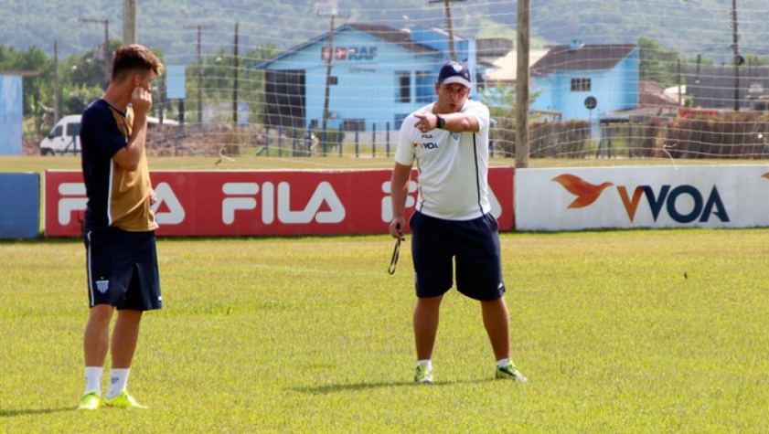 Raul Cabral, técnico do Avaí, passa instruções durante treinamento (Foto: André Palma Ribeiro/Avaí F.C.)