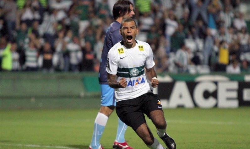 Amaral se redimiu de erro e fez o gol do empate contra o Londrina