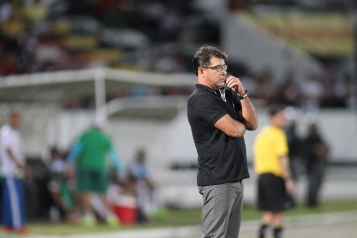 Treinador ficou satisfeito com o desempanho de sua equipe (Foto: Antônio Melcop/Santa Cruz)