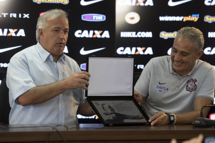 Tite recebe placa do presidente Roberto de Andrade (Foto: Corinthians)