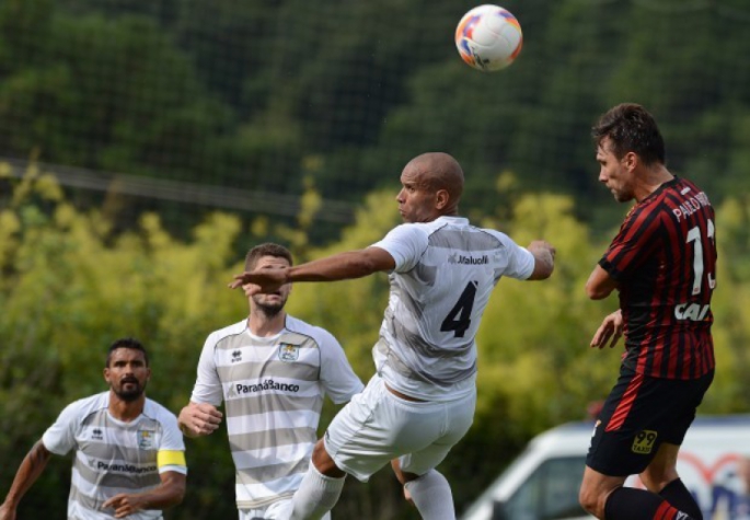 Paulo André, de cabeça, teve duas boas chances de gol