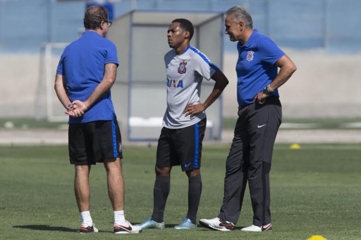 Elias conversou com o médico e o técnico Tite no treino (Foto: Daniel Augusto Jr)