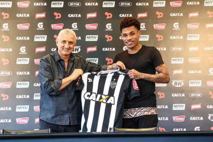 Júnior Urso é apresentado no Atlético-MG